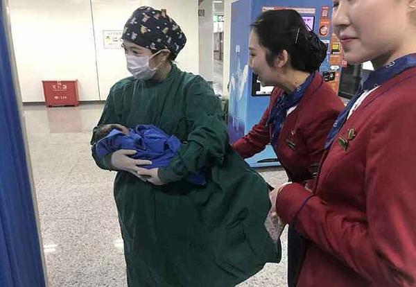 dang cho tau, me bau hot hoang thay nuoc chay uot quan, 20 phut sau nhan tin soc - 3