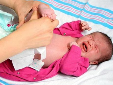 Trẻ sơ sinh bị tiêu chảy: Dấu hiệu và cách khắc phục