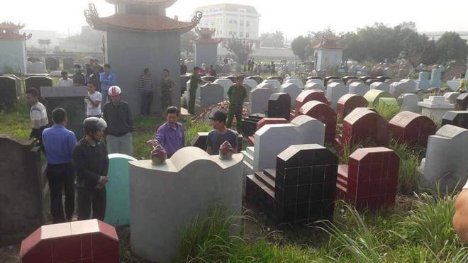 gan 100 ngoi mo o hung yen bat ngo bi dap vo bat huong trong dem - 3