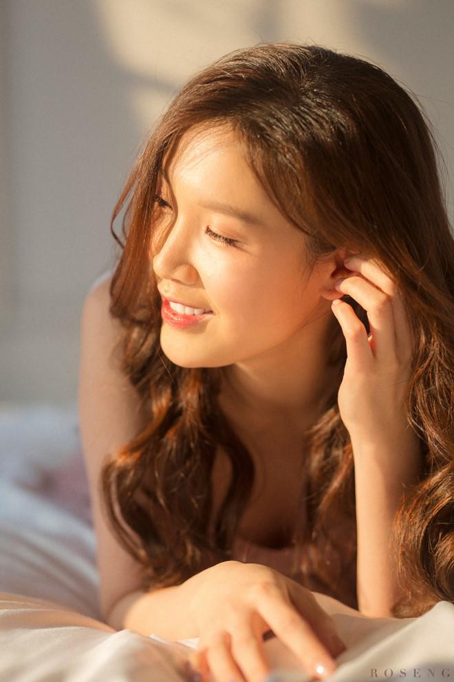 Hoa hậu Phí Thùy Linh đánh dấu sinh nhật tuổi 30 bằng bộ ảnh gợi cảm, mỏng manh - 9