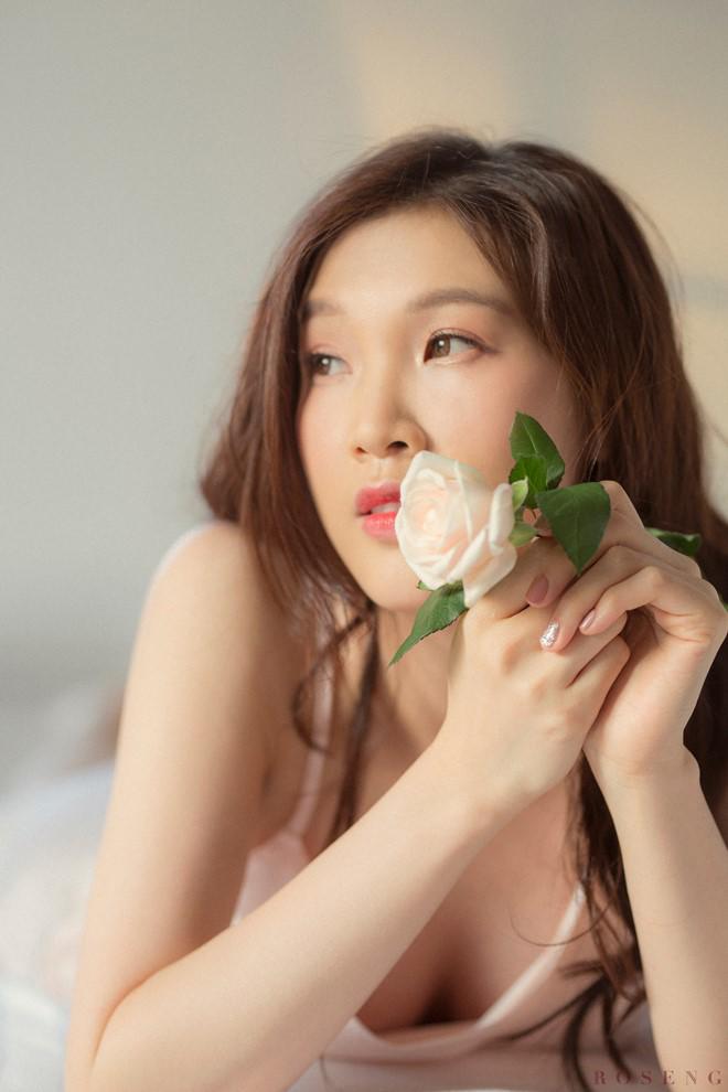 Hoa hậu Phí Thùy Linh đánh dấu sinh nhật tuổi 30 bằng bộ ảnh gợi cảm, mỏng manh - 10