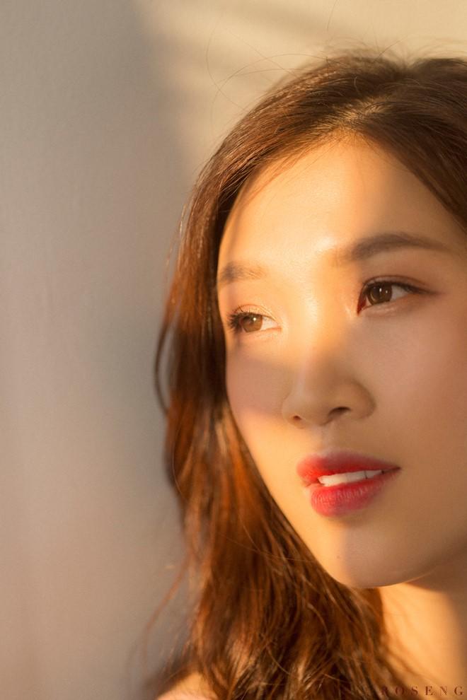 Hoa hậu Phí Thùy Linh đánh dấu sinh nhật tuổi 30 bằng bộ ảnh gợi cảm, mỏng manh - 11