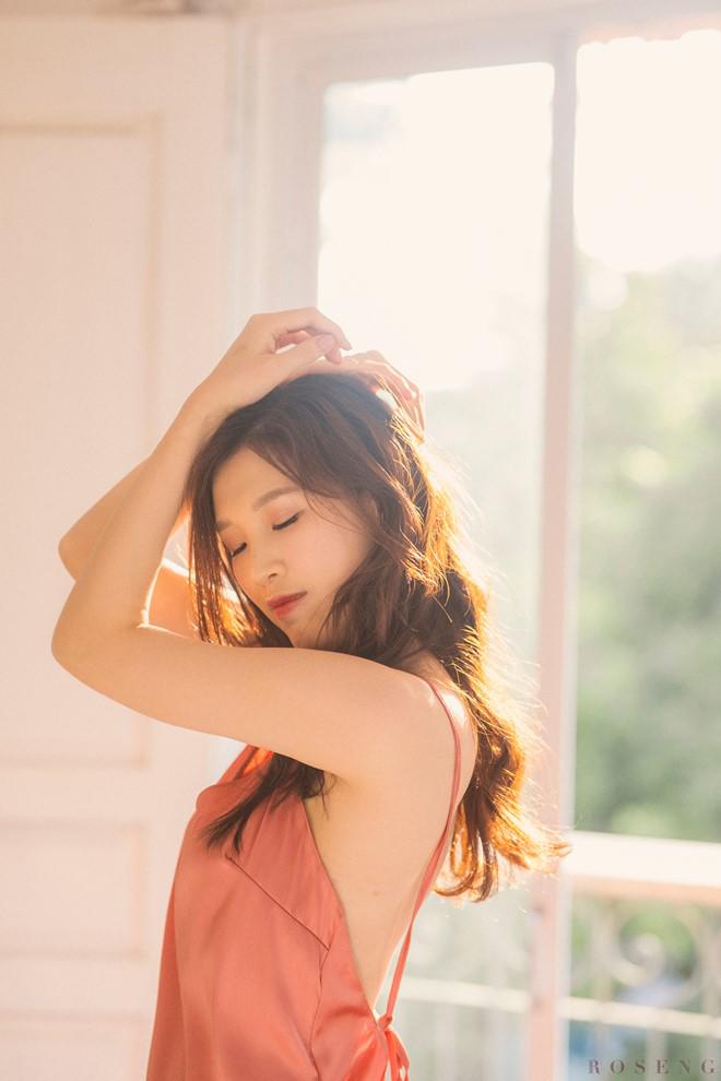 Hoa hậu Phí Thùy Linh đánh dấu sinh nhật tuổi 30 bằng bộ ảnh gợi cảm, mỏng manh - 4