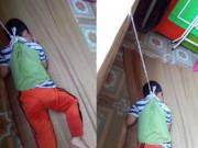 Tin tức - Bé trai bị buộc dây treo lên cửa sổ lớp khiến MXH giận dữ: Tiết lộ gia cảnh bất ngờ