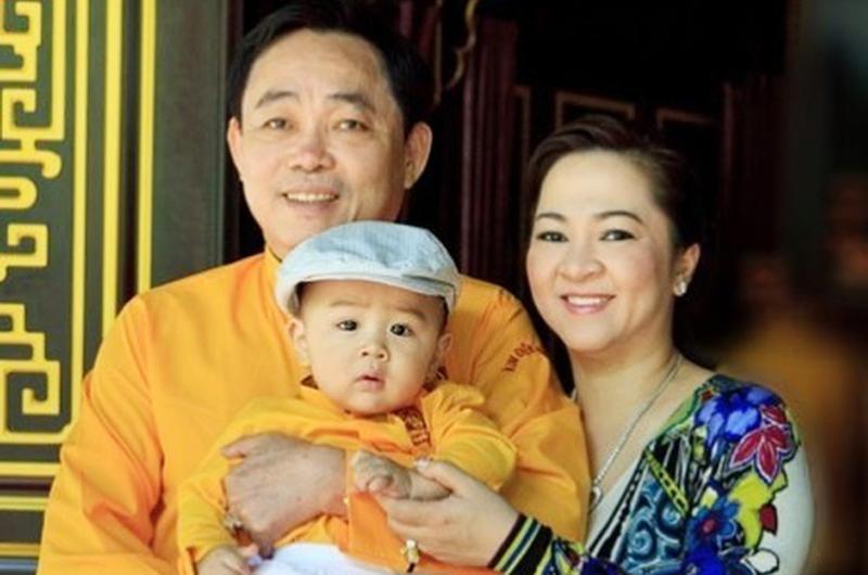 Bà Nguyễn Phương Hằng là vợ 2 của “đại gia nghìn tỉ” Huỳnh Uy Dũng – ông chủ khu du lịch Đại Nam, là mẹ của cậu quý tử được cha trao trọn khối tài sản trong ngày sinh nhật 1 tuổi.
