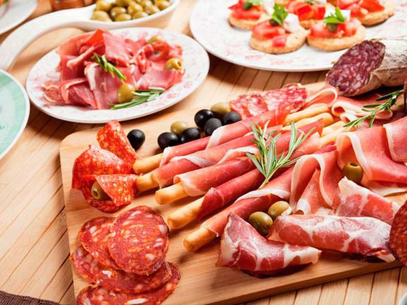 Một số loại thực phẩm như thịt chế biến thường có thêm các hóa chất phụ gia (như thịt xông khói, giăm bông và xúc xích) được chứng minh là làm tăng nguy cơ ung thư, nhất là ung thư ruột và dạ dày.
