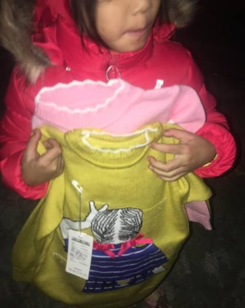 xot xa be gai 5 tuoi ngu via he trong dem lanh, cong viec be lam con dang thuong hon - 2