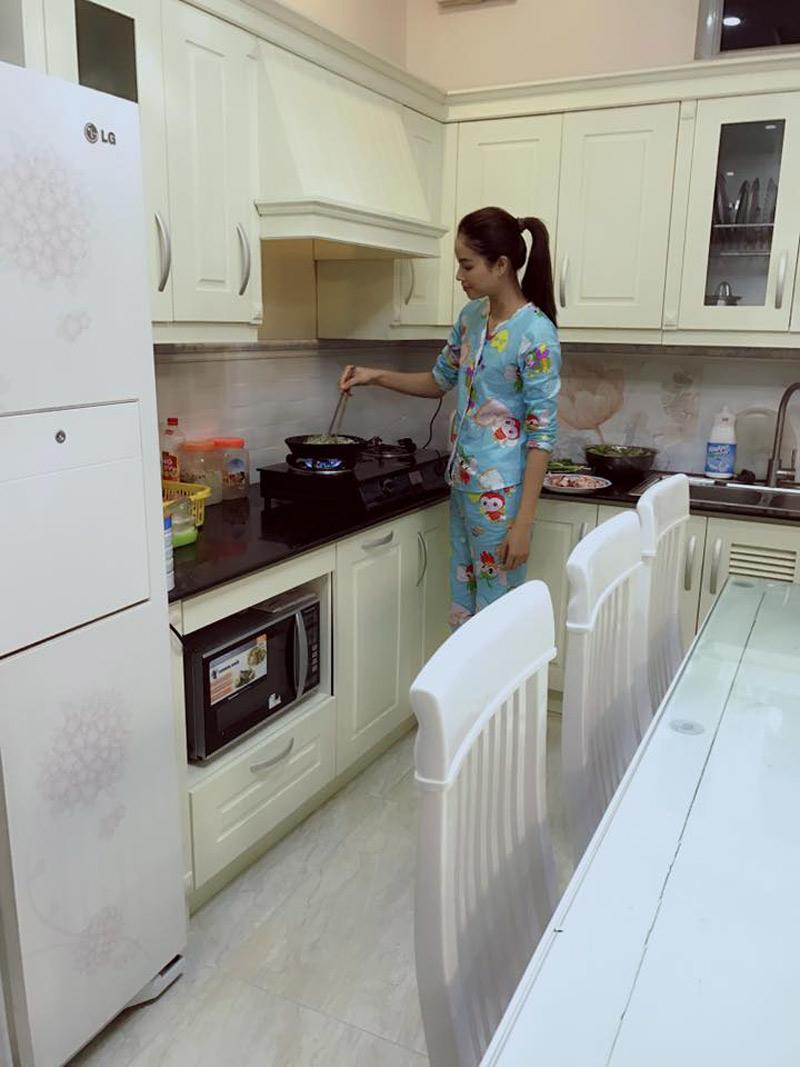 Không chỉ đi ngủ, mà ngay cả nấu ăn Phạm Hương cũng diện đồ ngủ, đồ pijama. BST đồ bộ của cô chắc chắn rất khủng đấy! 

