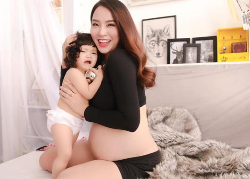 Thời gian vừa qua, người hâm mộ bất ngờ khi ca sĩ Hải Băng chia sẻ trên trang cá nhân thông tin đang mang bầu em bé thứ 3.

