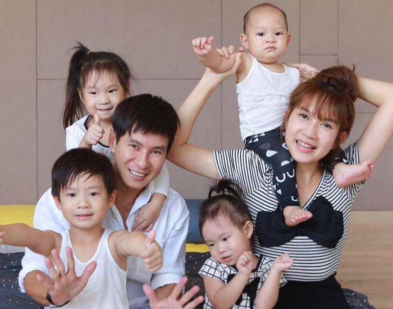 Vợ ca sĩ Lý Hải – Hot girl Minh Hà không chỉ đẻ nhiều con mà các con của cô cũng cách nhau trong quãng thời gian ngắn – chỉ hơn 1 tuổi.
