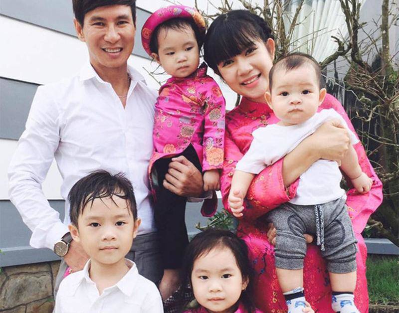 Khi bé thứ 2 – Cherry mới 9 tháng tuổi, Minh Hà đã mang bầu lần 3. Sau đó, khi con gái thứ 3 – Sunny ra đời chỉ mới được 16 tháng, cô lại tiếp tục mang bầu lần 4.
