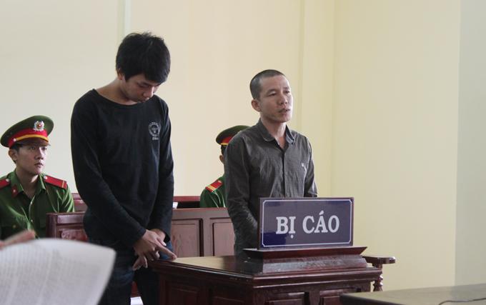 be gai 12 tuoi sinh con, hai nguoi dan ong cung vao tu - 1