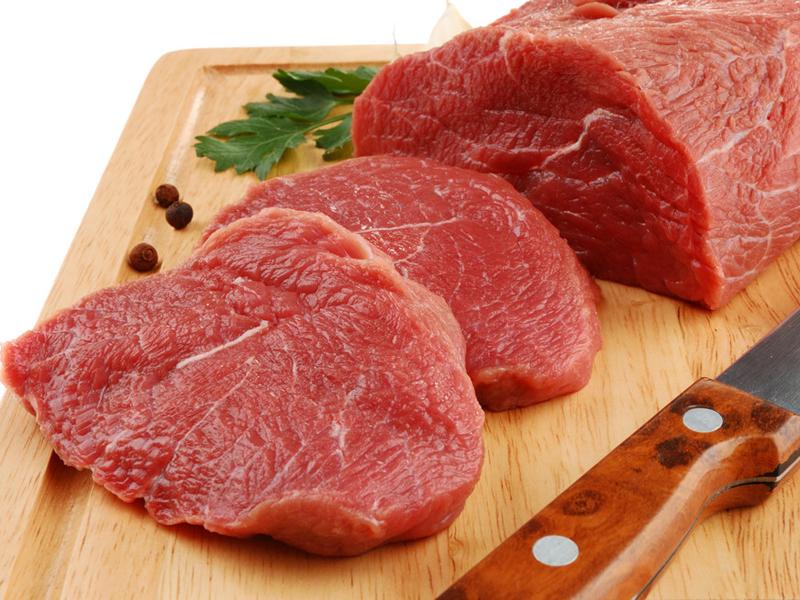 Tổ chức Nghiên cứu Ung thư quốc tế (IARC) phân loại thịt đỏ vào nhóm 2A – nhóm có khả năng gây ung thư. Tuy nhiên cần phải hiểu là ăn thịt ăn thịt đỏ với số lượng lớn và trong một thời gian dài mới dẫn đến nguy cơ bị ung thư.


