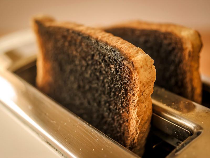 Nhiều người tin rằng nếu những thực phẩm có hàm lượng tinh bột cao như bánh mì, khoai tây chiên và khoai tây được nướng ở nhiệt độ cao và bị cháy xém nhiều sẽ sản sinh  acrylamide gây ung thư.

