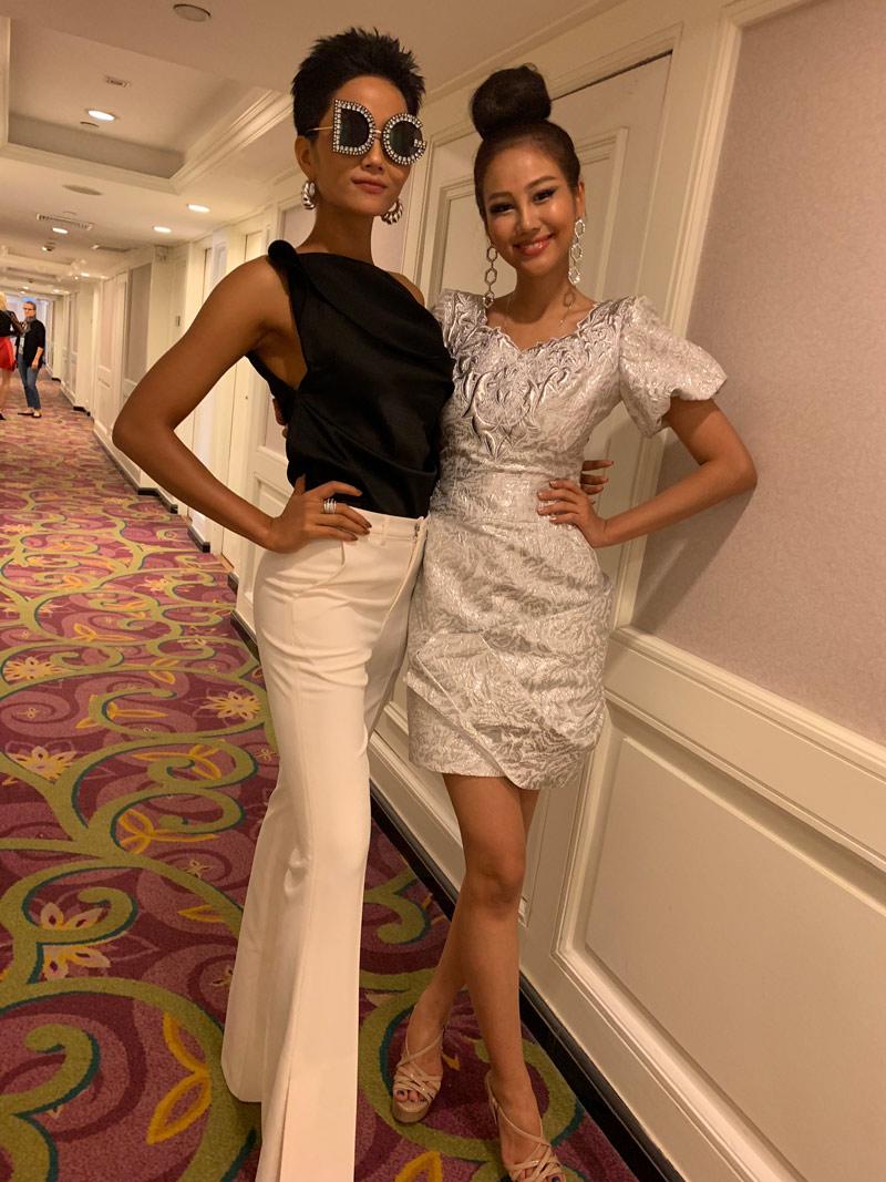 h' hen nie an mac dep, chat chem dan thi sinh miss universe 2018 khong thuong tiec - 6