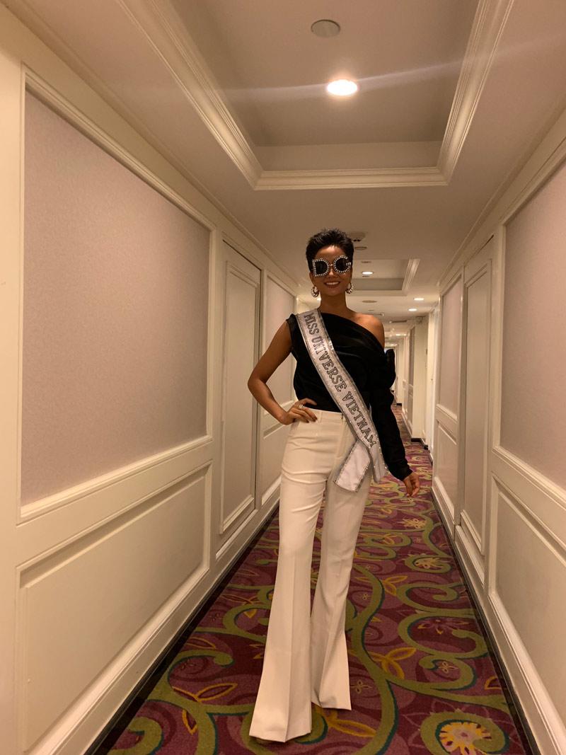 h' hen nie an mac dep, chat chem dan thi sinh miss universe 2018 khong thuong tiec - 2
