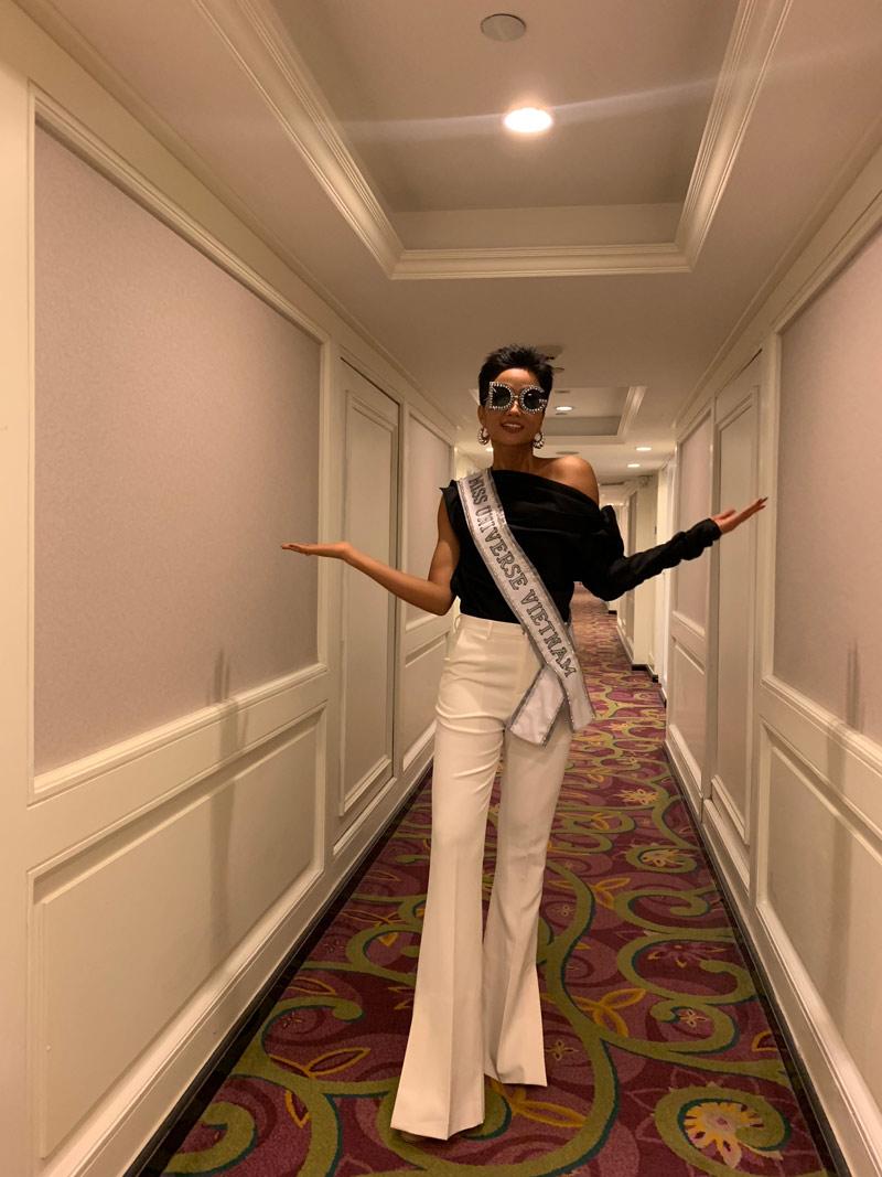 h' hen nie an mac dep, chat chem dan thi sinh miss universe 2018 khong thuong tiec - 1
