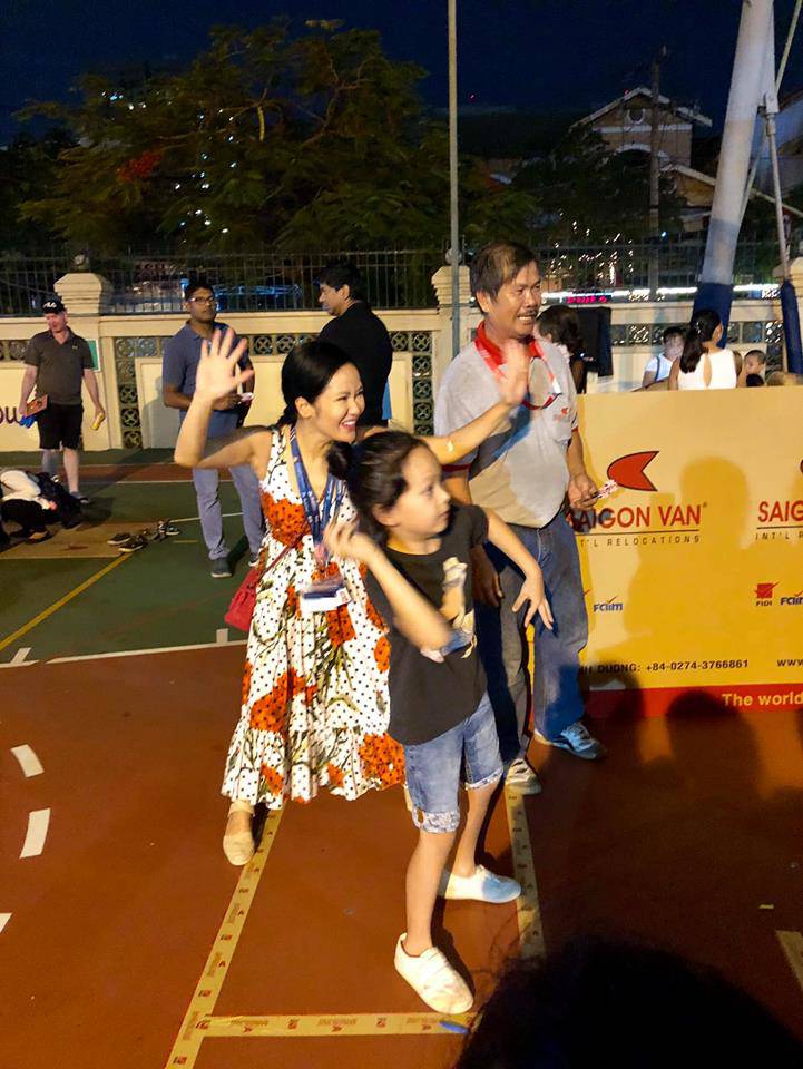 hau ly hon, diva hang dau vn hong nhung gio can man di thu tien tung phu huynh lop con - 6