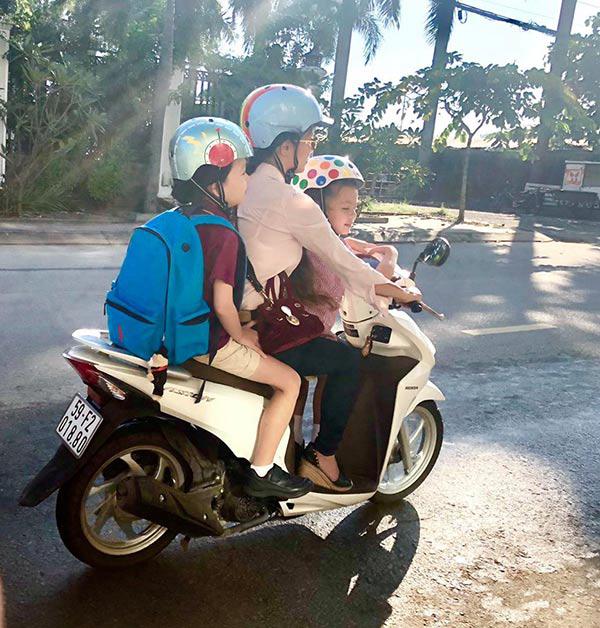 hau ly hon, diva hang dau vn hong nhung gio can man di thu tien tung phu huynh lop con - 1