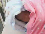Bà bầu - Mẹ hớn hở đẻ con trai, 7 tiếng sau y tá sững người khi lật tã ra tắm cho bé