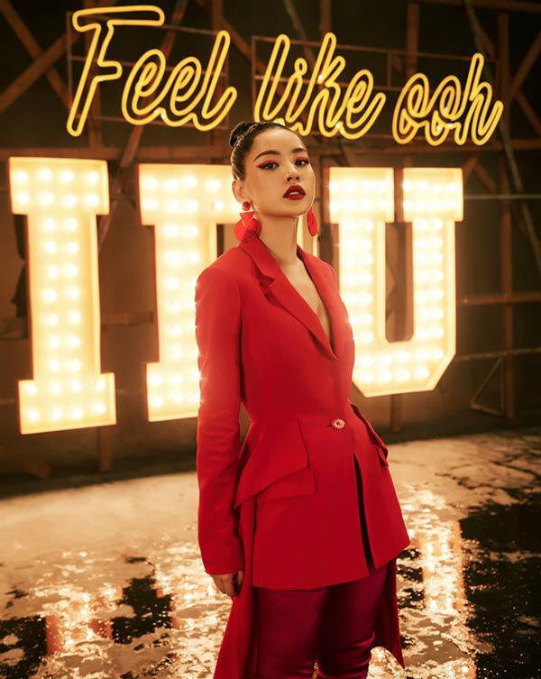 Ra MV, hát hay hơn chưa không biết, nhưng Chi Pu cứ thế mà amp;#34;lộtamp;#34; bớt quần áo trên người - 1