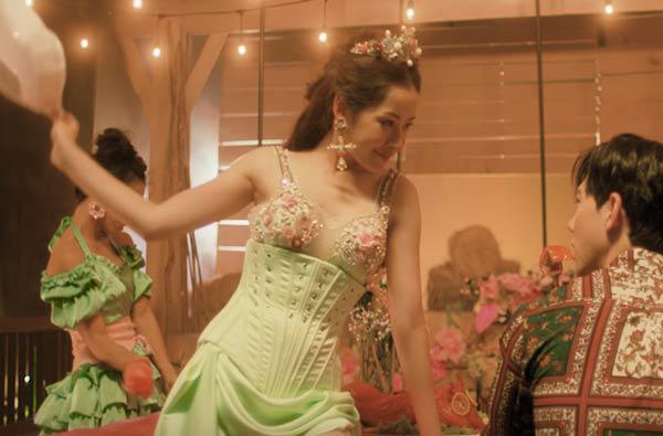 Ra MV, hát hay hơn chưa không biết, nhưng Chi Pu cứ thế mà amp;#34;lộtamp;#34; bớt quần áo trên người - 18