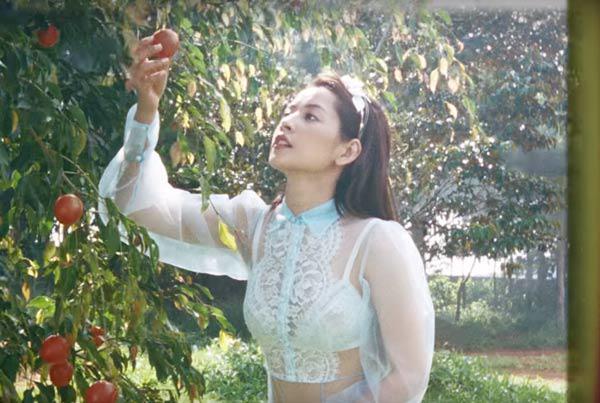 Ra MV, hát hay hơn chưa không biết, nhưng Chi Pu cứ thế mà amp;#34;lộtamp;#34; bớt quần áo trên người - 19