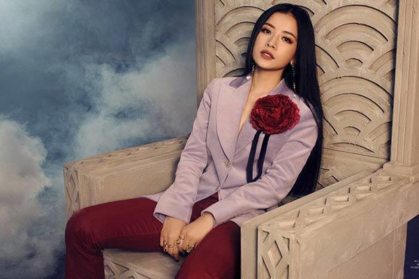 Ra MV, hát hay hơn chưa không biết, nhưng Chi Pu cứ thế mà amp;#34;lộtamp;#34; bớt quần áo trên người - 2