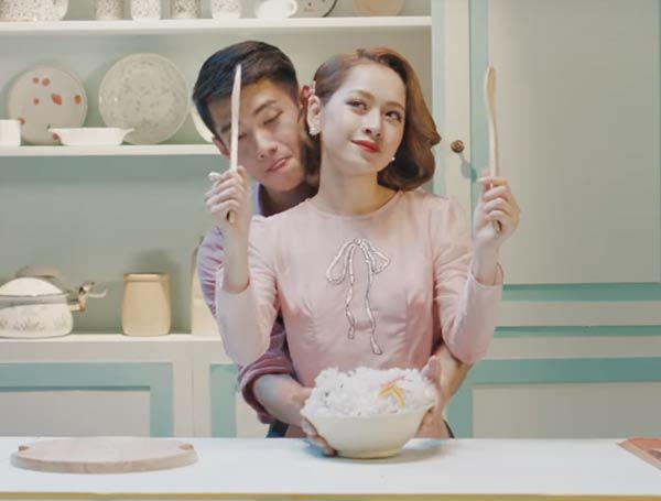 Ra MV, hát hay hơn chưa không biết, nhưng Chi Pu cứ thế mà amp;#34;lộtamp;#34; bớt quần áo trên người - 10