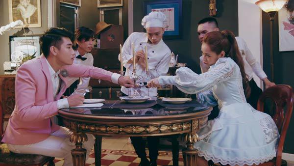 Ra MV, hát hay hơn chưa không biết, nhưng Chi Pu cứ thế mà amp;#34;lộtamp;#34; bớt quần áo trên người - 11