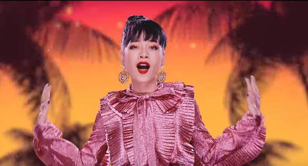 Ra MV, hát hay hơn chưa không biết, nhưng Chi Pu cứ thế mà amp;#34;lộtamp;#34; bớt quần áo trên người - 4