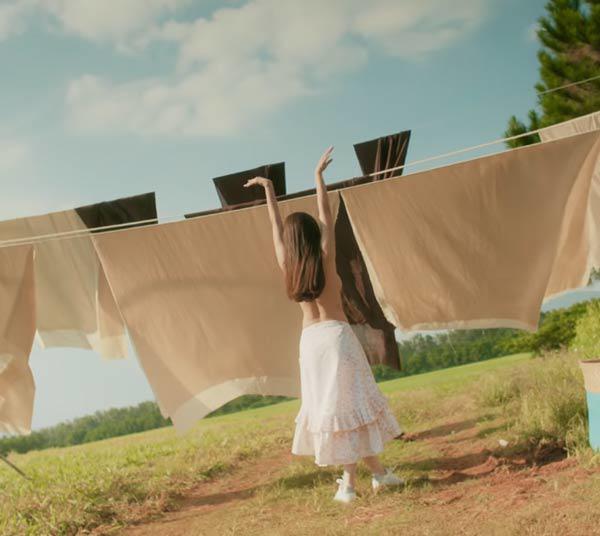 Ra MV, hát hay hơn chưa không biết, nhưng Chi Pu cứ thế mà amp;#34;lộtamp;#34; bớt quần áo trên người - 15