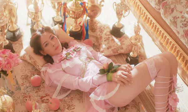 Ra MV, hát hay hơn chưa không biết, nhưng Chi Pu cứ thế mà amp;#34;lộtamp;#34; bớt quần áo trên người - 20