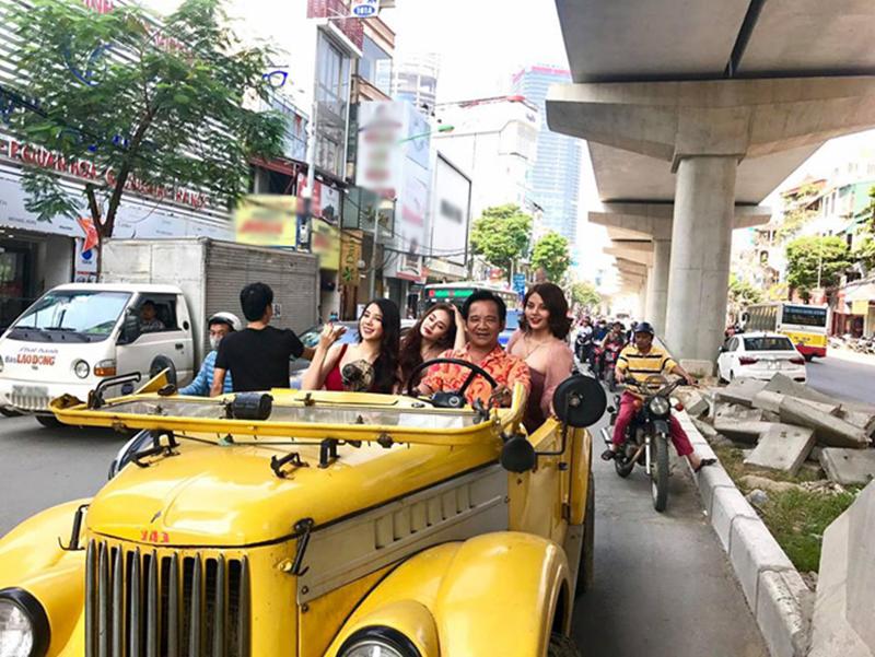 Mới đây, hình ảnh diễn viên hài Quang Tèo chở 3 hot girl trên "siêu xe" để ghi hình phim hài Tết đã gây xôn xao khu Cầu Giấy (Hà Nội).
