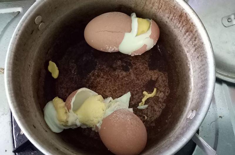 Sáng sớm mẹ chồng bảo luộc trứng ăn cho bổ, luộc thế này ăn có bổ không các mẹ?
