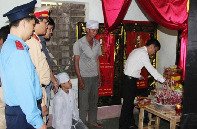 3 nguoi trong gia dinh tu nan sau le an hoi: "sao troi no bat anh chi toi di" - 1