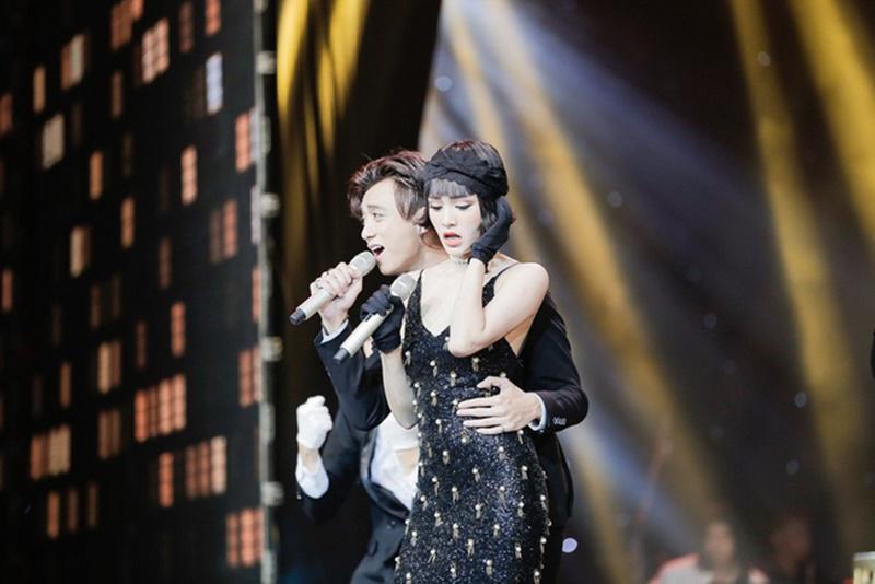 Chuyện tình cảm giữa Soobin Hoàng Sơn và Hiền Hồ từng gây xôn xao dư luận khi cả hai cùng thể hiện ca khúc "Mùa yêu đầu" rất tình cảm trên sân khấu. Ngay sau đó, không ít khán giả đặt nghi vấn cho cặp đôi "hát giả tình thật".
