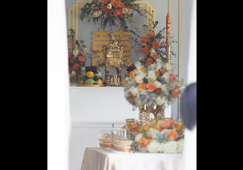Ngày tổ chức hôn lễ, phía trước cổng nhà được trang trí hoa rực rỡ. Hàng rào trắng tinh tế Không gian bên trong nhà cũng rất trang nhã.
