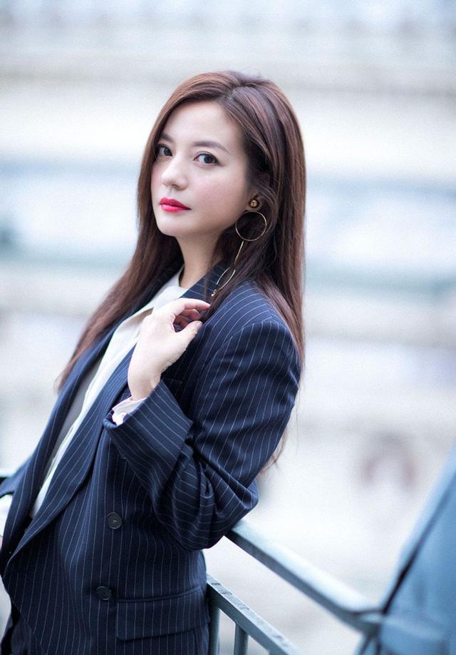 3 lan trieu vy "loi mieng, qua cau rut van" khien ca lang giai tri mang chui - 2