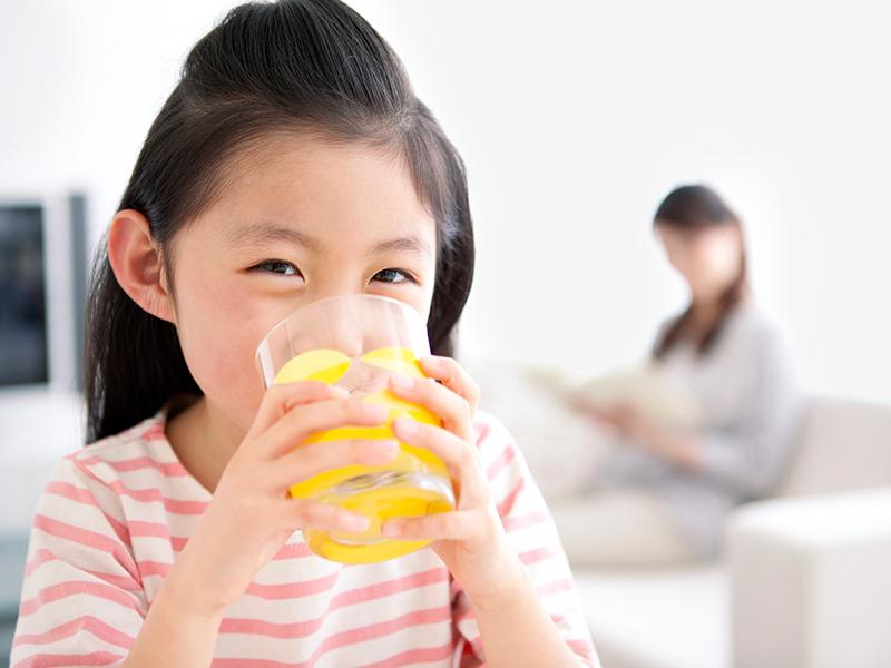 Nước ép trái cây bán sẵn được nhiều người mua về cho trẻ dùng bởi sự thuận tiện và thường dùng trong bữa sáng. Tuy nhiên, 1 ly nước ép chứa 5-6 muỗng cà phê đường. Đường được hấp thụ vào máu gây ảnh hưởng sự trao đổi chất của carbohydrate.
