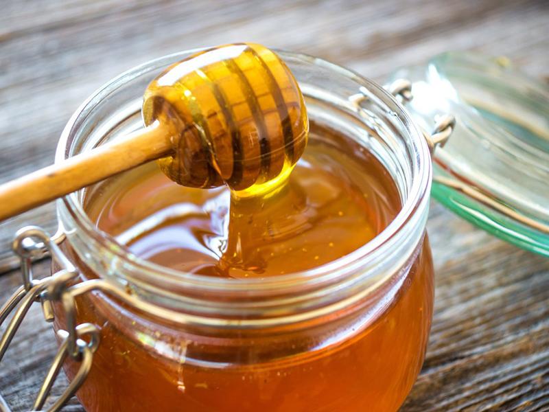 Trẻ em chưa đủ 2 tuổi không nên uống mật ong. Bởi nó không chỉ có thể gây dị ứng mà mật ong đôi khi có thể chứa vi khuẩn dẫn đến căn bệnh nguy hiểm tính mạng của trẻ được gọi là ngộ độc botulism (hay ngộ độc ở trẻ sơ sinh).
