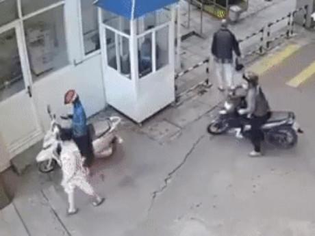 Sơ hở 1 giây, cô gái bị giật điện thoại giữa đường