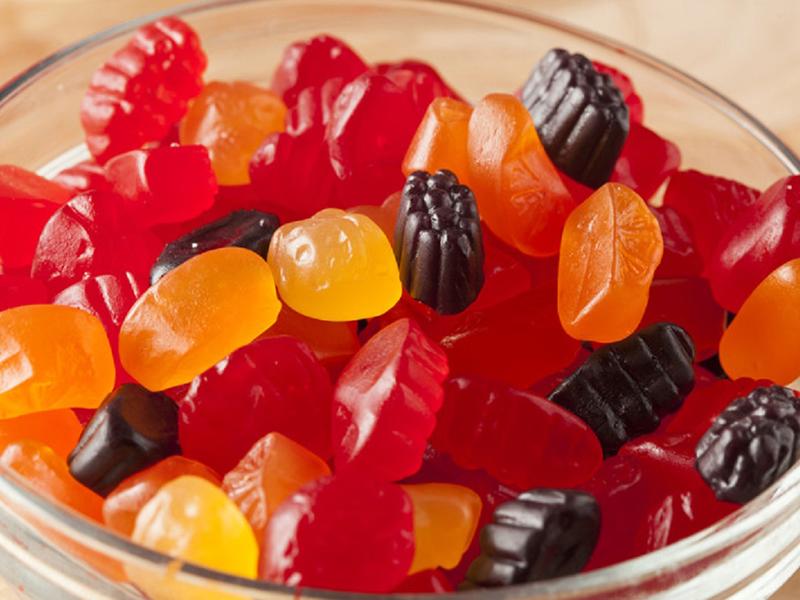 Loại kẹo nổi tiếng có nguồn gốc từ Mỹ này được làm từ nước trái cây. Tuy nhiên, nhà sản xuất sử dụng rất nhiều đường trong quá trình sản xuất kẹo trái cây, do đó không tốt cho sức khỏe của trẻ. 
