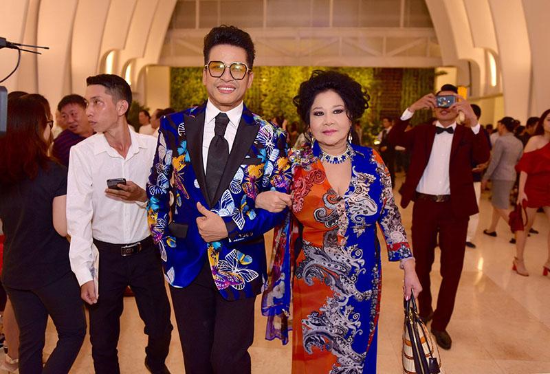 que van nam tay nam em den chuc mung dam cuoi cua ung hoang phuc - 8