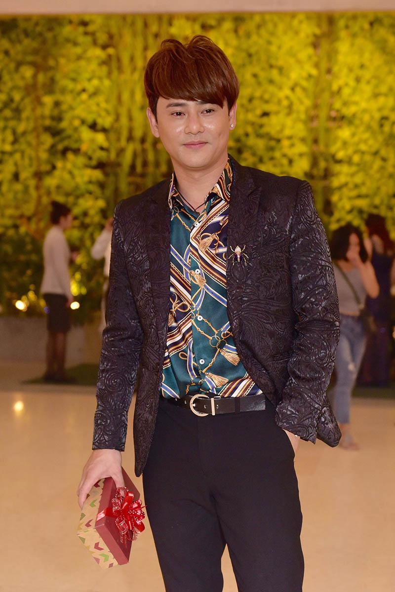 que van nam tay nam em den chuc mung dam cuoi cua ung hoang phuc - 11