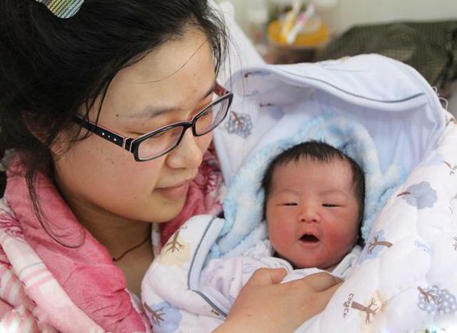 sinh con gai dau long, ca nha mung ra mat nhung me tre lai bat khoc khong ngung - 1