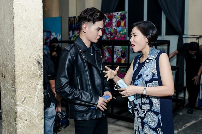 Thu Minh lặng lẽ đưa đón, ngắm nhìn trò cưng Ali Hoàng Dương biểu diễn trên sân khấu - 3