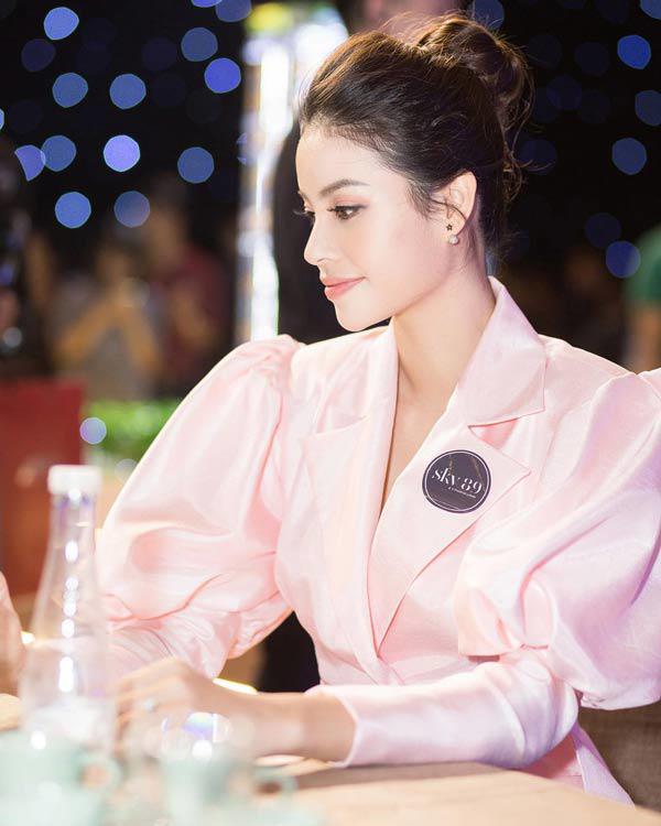 Hoa hậu cuồng màu hồng đâu chỉ có Tiểu Vy, Phạm Hương cũng có cả núi đồ - 10