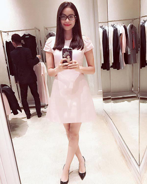 Hoa hậu cuồng màu hồng đâu chỉ có Tiểu Vy, Phạm Hương cũng có cả núi đồ - 12
