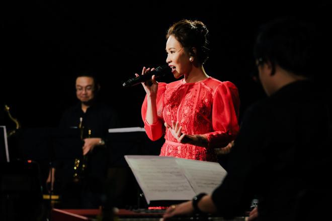 uyen linh hoa co em gai nho tinh nghich, noi luc lon giua vong tay cua ban nhac anh em - 2